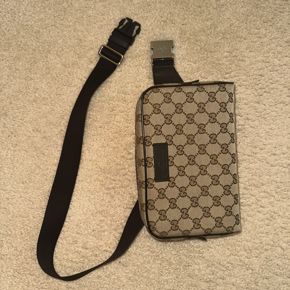 Gucci beige/brown GG
canvas Crossbody Fanny Pack - Picture 5 of 9